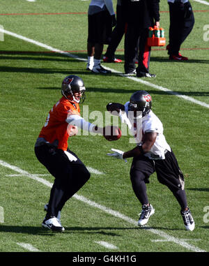 American football - International Series - Tampa Bay Buccaneers / Chicago Bears - Tampa Bay Buccaneers Training session - Pen....Josh freeman de Tampa Bay Buccaneers (orange 5) lors d'une séance d'entraînement au parc Pennyhill, Bagshot. Banque D'Images