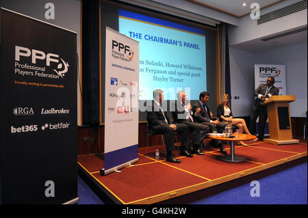 Soccer - Fédération des joueurs professionnels Conférence nationale 2011 - Lawrence Hall.Howard Wilkinson (deuxième à gauche) s'exprime lors de la Conférence nationale 2011 de la Fédération des joueurs professionnels Banque D'Images