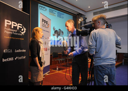 Soccer - Fédération des joueurs professionnels Conférence nationale 2011 - Lawrence Hall.Jockey Hayley Turner (l) est interviewé à la Conférence nationale 2011 de la Fédération des joueurs professionnels Banque D'Images