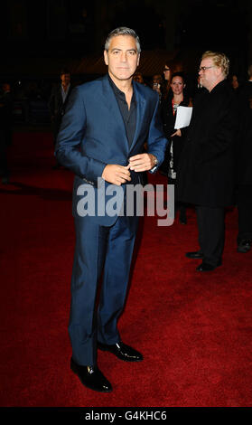 George Clooney arrive à la première des Ides de Mars, à l'Odeon Leicester, Londres, qui est présenté au London film Festival. Banque D'Images