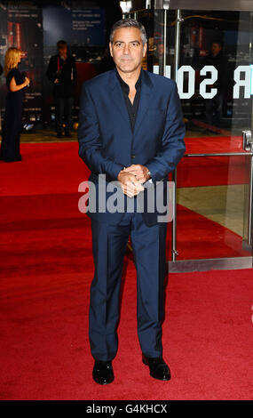 George Clooney arrive à la première des Ides de Mars, à l'Odeon Leicester, Londres, qui est présenté au London film Festival. Banque D'Images