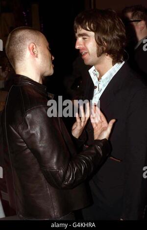 L'acteur Robert Carlyle et la star du rock Noel Gallagher du groupe Oasis aux Loaded Awards qui se tiennent au Talk of the Town à Londres. Banque D'Images