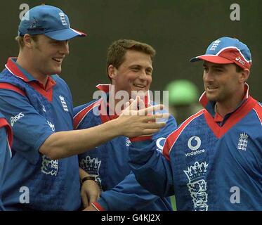 Darren Gough, en Angleterre, célèbre avec ses collègues Andrew Flintop (L) et Graham Thorpe (R), après la destitution du Kenya en 202, lors de leur match de la coupe du monde de cricket à Canterbury. Banque D'Images