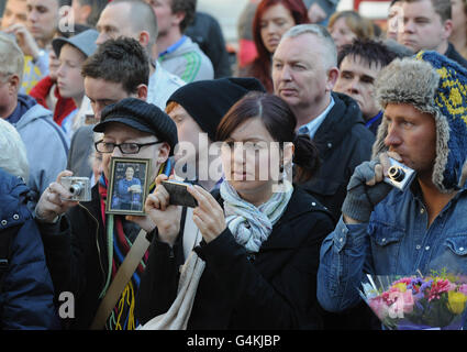 Les fans de la rue couronnement se réunissent pour rendre hommage à l'occasion du cercueil de l'actrice Betty Driver qui est transporté dans l'église St Ann du centre-ville de Manchester pour son service funéraire. APPUYEZ SUR ASSOCIATION photo. Date de la photo: Samedi 22 octobre 2011. Connue par des millions dans son rôle de Betty Williams (Turpin) pendant 42 ans dans le savon ITV1, elle est devenue la plus longue servante de l'histoire du Rovers Return et son hot-pot de déjeuner de marque est devenu un plat célèbre. Sa popularité auprès de son audience de télévision a également été reflétée aujourd'hui comme plusieurs centaines de membres du public sont venus pour voir le service funéraire sur un Banque D'Images