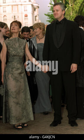 Le réalisateur et acteur Tim Robbins et son épouse, l'actrice Susan Sarandon, arrivent au Palais des Festivals , pour la première de leur film "Cradle will Rock", lors du Festival de Cannes 1999 en France. Banque D'Images