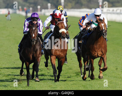 Camelot, monté par Joseph O'Brien (à gauche), remporte le Trophée du poteau de course lors de la rencontre à plat du Trophée du poteau de course à Doncaster Racecourse, Doncaster. Banque D'Images