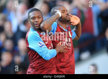 Darren Bent d'Aston Villa célèbre son premier but La pénalité avec le coéquipier Charles n'Zogbia (à gauche) Banque D'Images