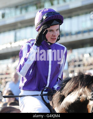 Jockey Joseph O'Brien célèbre après avoir remporté le trophée du poteau de course lors de la rencontre à plat du Trophée de poteau de course à Doncaster Racecourse, Doncaster. Banque D'Images