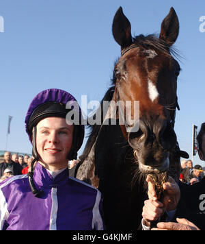 Jockey Joseph O'Brien et Camelot après avoir remporté le Trophée du poteau de course lors de la rencontre plate du Trophée du poteau de course à l'hippodrome de Doncaster, Doncaster. Banque D'Images