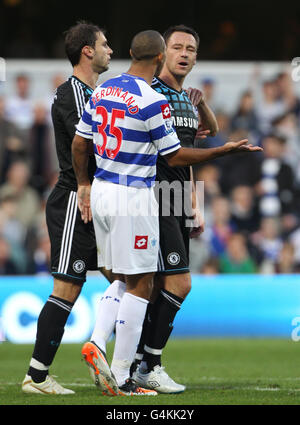 Photo publiée précédemment par l'onu le 23/10/2011 du capitaine de Chelsea John Terry (à droite) parlant avec Anton Ferdinand du QPR lors du match de la Barclays Premier League à Loftus Road, Londres Banque D'Images