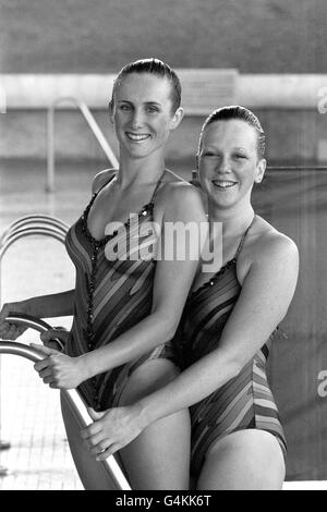 Caroline Holmyard (l) et Carolyn Wilson au National Sports Center de Londres, équipe de duet olympique britannique, lorsque l'équipe olympique de natation synchronisée s'est rassemblée pour pratiquer leurs routines Banque D'Images