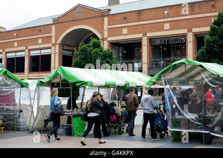 Les étals de marché dans Broadgate, Coventry, Royaume-Uni Banque D'Images
