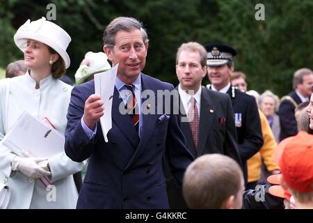 Le prince de Galles, alors qu'il quitte la cathédrale de Llandaff, accueille les adeptes qui ont attendu de rencontrer les membres de la famille royale. Banque D'Images