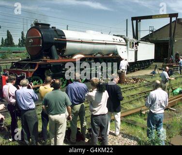 Le Flying Scotsman prend de la vapeur lorsqu'il est lancé sur sa première apparition publique après une reconstruction de trois ans d'un million de livres. Le moteur de 160 tonnes, le premier officiellement à briser la barrière de 100 km/h, quittait sa maison dans un ancien hangar du Great Western Railway à Southall. * Londres Ouest. La locomotive se déplacera sous la vapeur pour la première fois depuis sa restauration. Sa première course est prévue pour juillet 4, quand elle transportera une charge de 350 livres par tête de passagers à York , le début des services réguliers de charters de ligne principale. Le moteur passera une semaine au Musée national des chemins de fer de York, et plus Banque D'Images