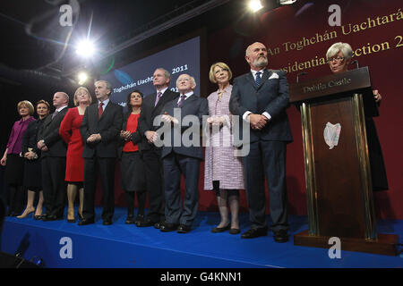 La candidate à la présidence Mary Davis (1ère gauche), Sean Gallagher (3ème gauche), gay Mitchell (5ème gauche), Martin McGuinness (7ème gauche), Michael D Higgins (8ème gauche), David Norris (10ème gauche) à l'annonce des premiers votes de préférence lors de l'élection présidentielle irlandaise au centre du comte au château de Dublin. Higgins sera le neuvième président de l'Irlande. Banque D'Images