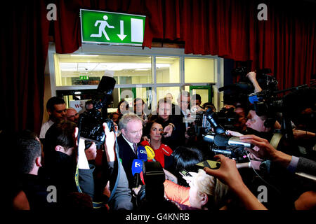 Le candidat Sinn Fein Martin McGuinness à l'annonce des premiers votes de préférence lors de l'élection présidentielle irlandaise au centre du comte du château de Dublin. Banque D'Images