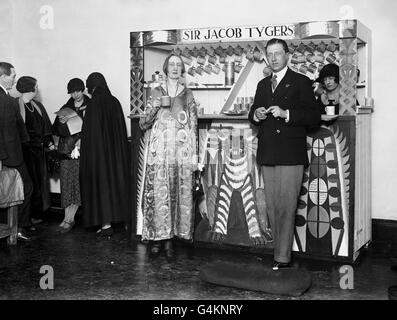 La nouvelle et artistique 'Jazz' café stand qui est une caractéristique à la 'at Homess' de la Arts League of Service à Robert Street, Adelphi. Madame Edith Sitwell et son frère Osbert sont vus prendre un rafraîchissement. Le monsieur à l'extrême gauche est William Walton. Banque D'Images