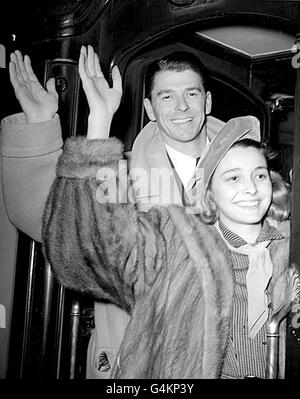 L'acteur Ronald Reagan avec Patricia Neal, sa co-star dans le film « The Hasty Heart », quitte la gare de Waterloo, Londres.*05/06/04: L'ancien président américain Ronald Reagan est mort un ami de la famille a dit. Banque D'Images