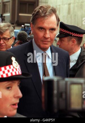 8 JUIN : ce jour en 1999, le député conservateur Jonathan Aitkin a été jaild pendant 18 mois pour parjure. Jonathan Aitken, ancien ministre conservateur en désaccord, arrive au Old Bailey, où il doit être condamné pour parjure. Banque D'Images