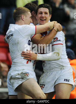 Gareth Widdop (à droite), en Angleterre, célèbre avec Sam Tomkins après avoir fait un essai à la dernière minute lors du match des quatre nations de Gillette au Leigh Sports Village, à Leigh. Banque D'Images