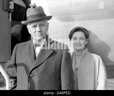 Sir Alexander Fleming, l'homme qui a découvert la pénicilline, avec sa femme Lady Fleming à l'aéroport de Londres en route pour Paris. Banque D'Images
