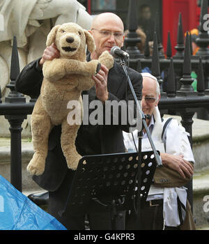 Le révérend Kevin Snyman, de l'Église réformiste unie, s'est exprimé lors d'un sermon sur l'événement Steps lors de la manifestation d'Occupy London stock Exchange, à l'extérieur de la cathédrale Saint-Paul, à Londres. Banque D'Images