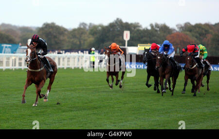 Population criblée par Jack Quinlan (à gauche) remporte la Mercy Ships Standard Open NH Flat Race lors de la United House Group Day à l'hippodrome d'Ascot, Berkshire. Banque D'Images