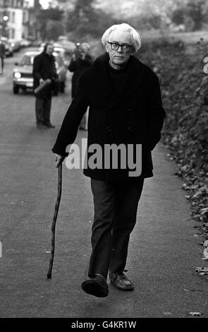 Michael foot se promenant tôt le matin près de sa maison à Hampstead, Londres. Banque D'Images