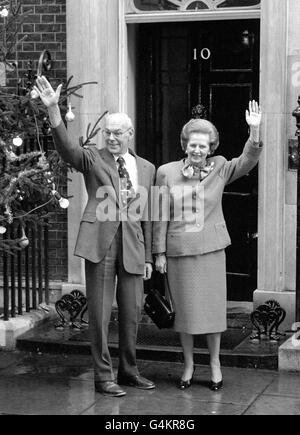 La première ministre Margaret Thatcher avec son mari Denis, à l'extérieur du 10 Downing Street, à Londres, le jour où elle est devenue le premier ministre du XXe siècle le plus longtemps en service.Elle a été à ce poste pendant huit ans et 244 jours, en dépassement du record établi par Asquith, le premier ministre libéral. Banque D'Images