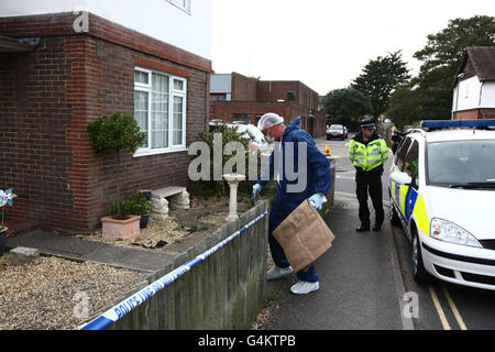 Un policier dans une maison de West Street, Haslemere, Surrey, après avoir trouvé un corps de femme près de Blackdown Woods. Banque D'Images