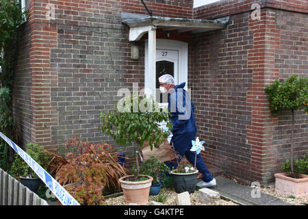 Un policier dans une maison de West Street, Haslemere, Surrey, après avoir trouvé un corps de femme près de Blackdown Woods. Banque D'Images