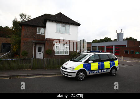 Une voiture de police à l'extérieur d'une maison à West Street, Haslemere, Surrey, après qu'un corps de femme a été trouvé près de Blackdown Woods. Banque D'Images