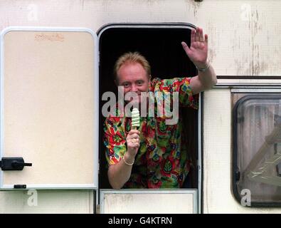 L'acteur Bruce Jones, qui joue les Battersby, se fait entendre lors du tournage de 'Coronation Street' dans le nord du pays de Galles. Dans cet épisode, la paisible caravane de vacances du Platt est ruinée par l'arrivée inattendue de leurs voisins nuisibles, les Battsbys. Banque D'Images