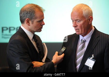 Soccer - Fédération des joueurs professionnels Conférence nationale 2011 - Lawrence Hall.Barry Hearn (à droite) est interviewé à la Conférence nationale 2011 de la Fédération des joueurs professionnels Banque D'Images