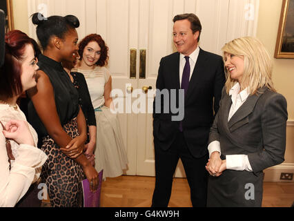 Le Premier ministre David Cameron et le député fédéral d'Esther McVey (à droite) rencontrent les membres de la troupe (à partir de la gauche) Sophie Wardlow, Jessye Romeo et Carly-Jayne Hutchinson lors d'une réception avec la troupe et l'équipage du théâtre national de la jeunesse « If Chloe CAN » au 10 Downing Street, Westminster, Londres. Banque D'Images