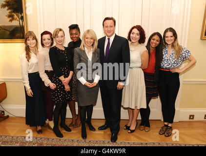 Le Premier ministre David Cameron et le député fédéral d'Esther McVey (cinquième à partir de la gauche) avec des membres de la troupe (de gauche à droite) Helen Watkinson, Sophie Wardlow, Ruby Wild, Jessye Romeo, Carly-Jayne Hutchinson,Jacoba Williams et Francesca Knight lors d'une réception avec la troupe et l'équipage du Théâtre national de la jeunesse 'If Chloe CAN' au 10 Downing Street, Westminster, Londres. Banque D'Images