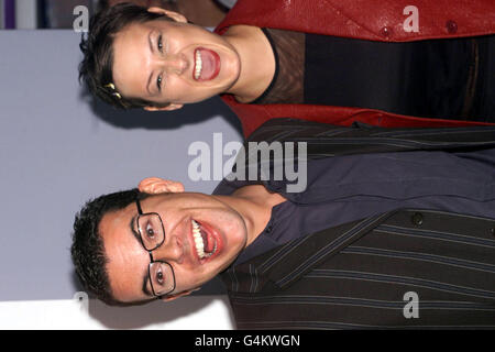 Andrew Lynford, qui joue Simon Raymond dans le savon, Eastenders, et l'actrice Luisa Bradshaw aux British SOAP Awards à Londres. Banque D'Images