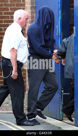 Peter Foster, 35 ans, arrive à la cour de la Couronne de Lewes, à East Sussex, où il est accusé du meurtre de sa petite amie la détective Heather Cooper, 33 ans. Banque D'Images