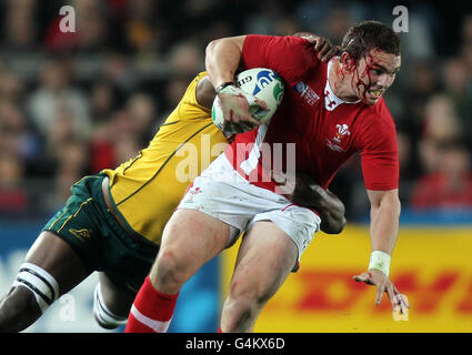 Wales George North est affronté par le Radyke Samo australien lors du match de troisième place Play off à Eden Park, Auckland, Nouvelle-Zélande. Banque D'Images