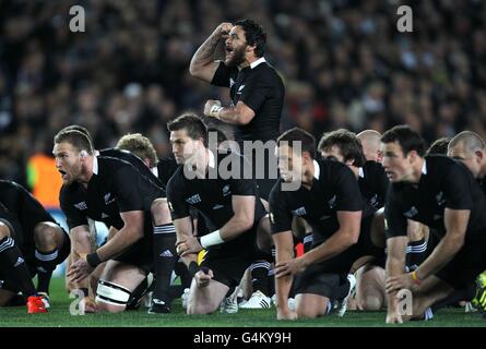 Piri Weepu (au centre) de Nouvelle-Zélande est à la tête du Haka avant le début du match Banque D'Images