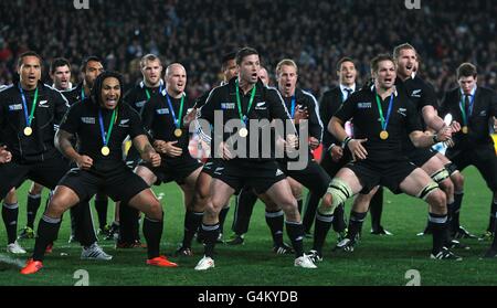 Rugby Union - coupe du monde de Rugby 2011 - finale - France / Nouvelle-Zélande - Eden Park.Les joueurs néo-zélandais jouent le Haka en portant leurs médailles sur le terrain après le match Banque D'Images