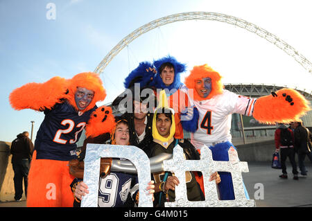 Les ours de Chicago et les fans de Tsampa Bay Buccaneers montrent leur soutien À l'extérieur du stade de Wembley avant le début Banque D'Images