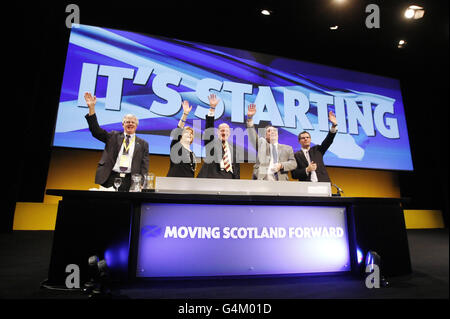 De gauche à droite le président Ian Hudghton, le premier ministre adjoint Nicola Sturgeon, le MSP John Swinney, le premier ministre Alex Salmond et le MSP Derek Mackay marquent la fin de la 77e conférence annuelle du Parti national écossais au théâtre Eden court d'Inverness. Banque D'Images