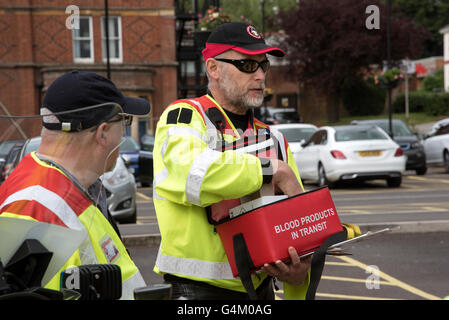 Transport de sang d'urgence par les motocyclistes entre les hôpitaux Banque D'Images