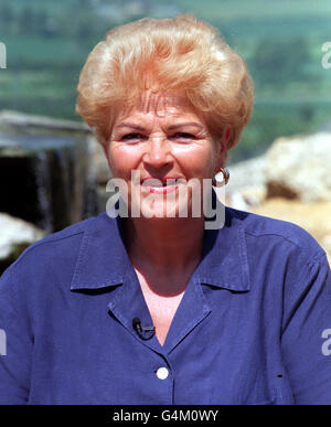 L'actrice EastEnders PAM St. Clement, Pat Butcher dans BBC SOAP, au parc zoologique de Whipsnade, où elle a officiellement ouvert le nouveau Penguin Development, après quatre années de collecte de fonds et cinq mois de travaux de construction. Banque D'Images