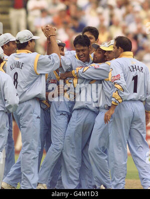 Debashish Mohanty (au centre) est félicité par l'équipe indienne après qu'il a revendiqué les portes anglaises de Greame Hick et Alec Stewart, lors de leur match de la coupe du monde de cricket à Edgbaston. Banque D'Images