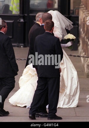 L'ancienne mannequin, la célébrité de la télévision et l'actrice Emma Noble, est entourée de sécurité alors qu'elle arrive à St. Mary's Undercroft, la crypte de la Chambre des communes pour son mariage avec James Major, fils de l'ancien premier ministre John Major. Banque D'Images