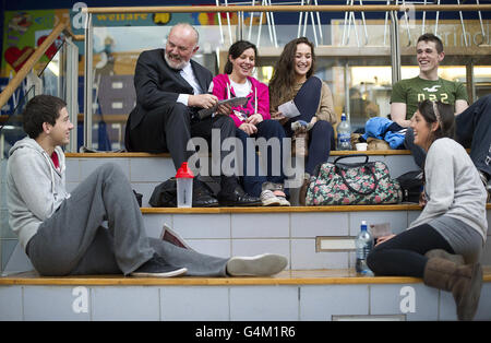 Le sénateur David Norris, candidat à la présidence irlandaise, s'adressant aux étudiants du University College de Dublin, la veille du jour du scrutin. Banque D'Images