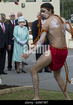 La reine Elizabeth II regarde un exposé culturel lors d'une visite au Clontarf Aboriginal College de Perth. Banque D'Images