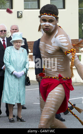 La reine Elizabeth II regarde un exposé culturel lors d'une visite au Clontarf Aboriginal College de Perth. Banque D'Images